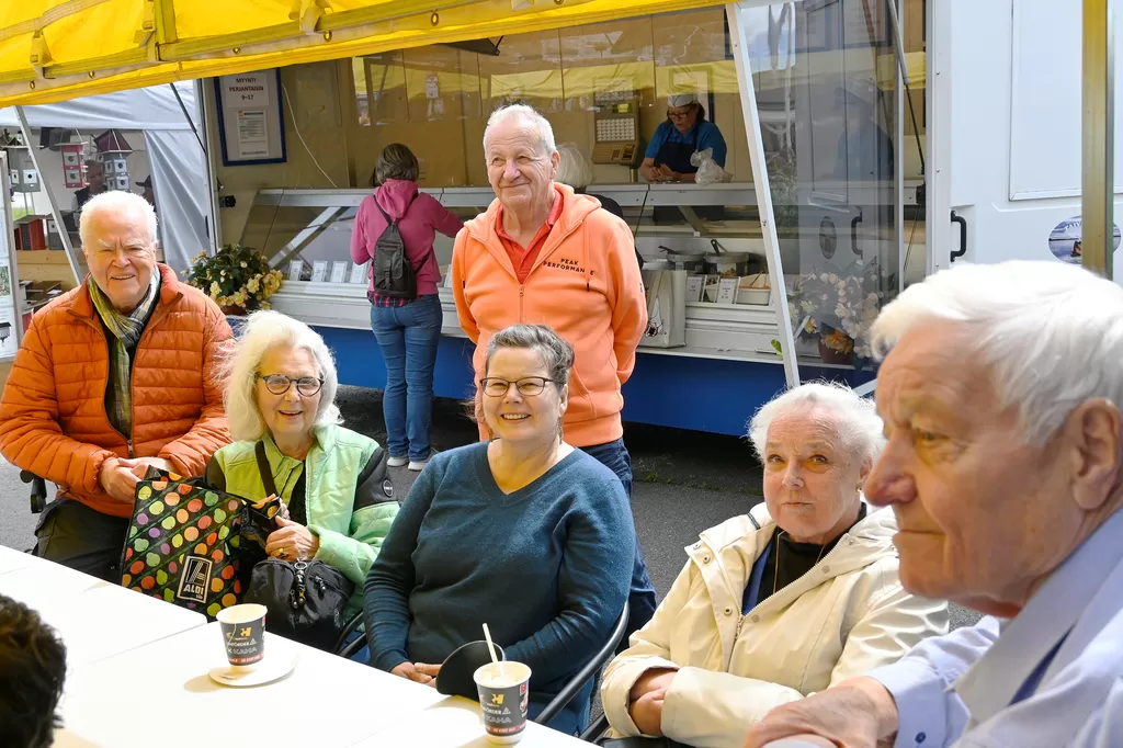Pyheen torilla kokoontui vakioporukkaa. Kuvassa oikealta Reijo Tamminen, Heli Hellgren, Jaana Kivivuori, Reijo Niemi, Ursula ja Pasi Kytölä.