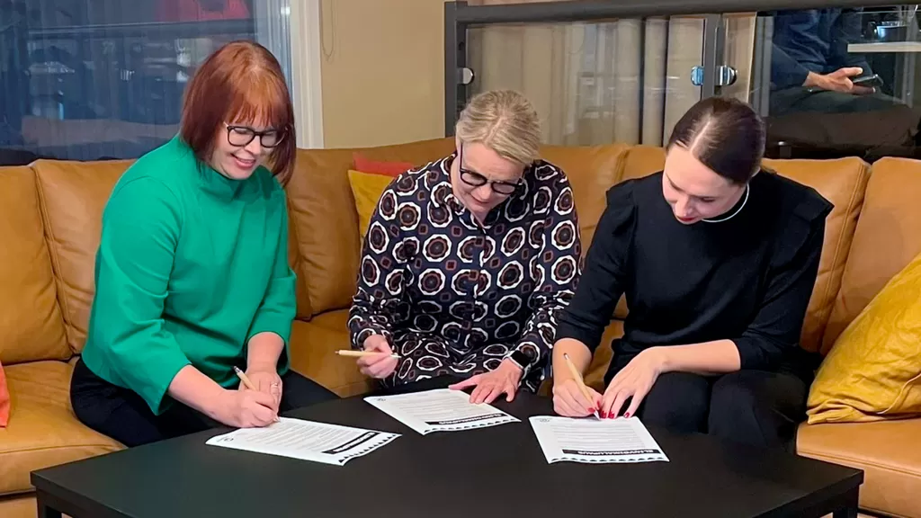 Elinvoimalupauksen allekirjoittivat Mari Karsio (vas.), Teija Leino ja Miira Raiskila.