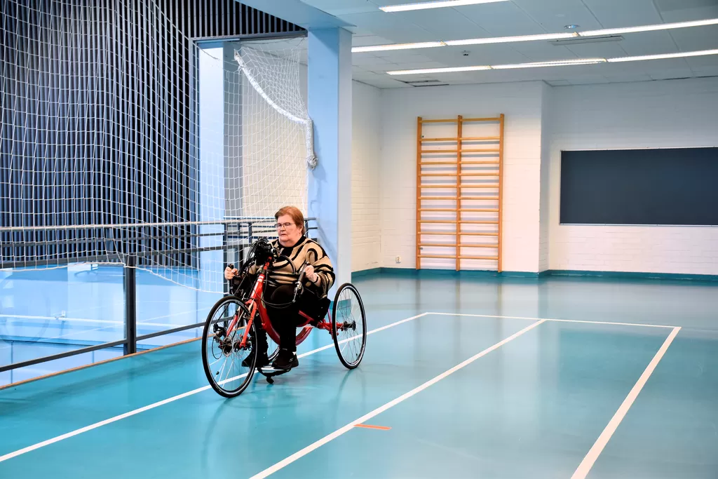 Maskulainen Hannele Öhman kokeili käsipolkupyörää. Soveltavan liikunnan testipäivää hän piti hyvänä tapana tuoda eri liikuntamuotoja esille.