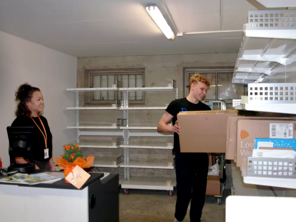 Nicolas-Oliver Kankkusen (toinen vas.) sai ensitöikseen kokeilla, miten kotimaan paketin lähettäminen luonnistuu.