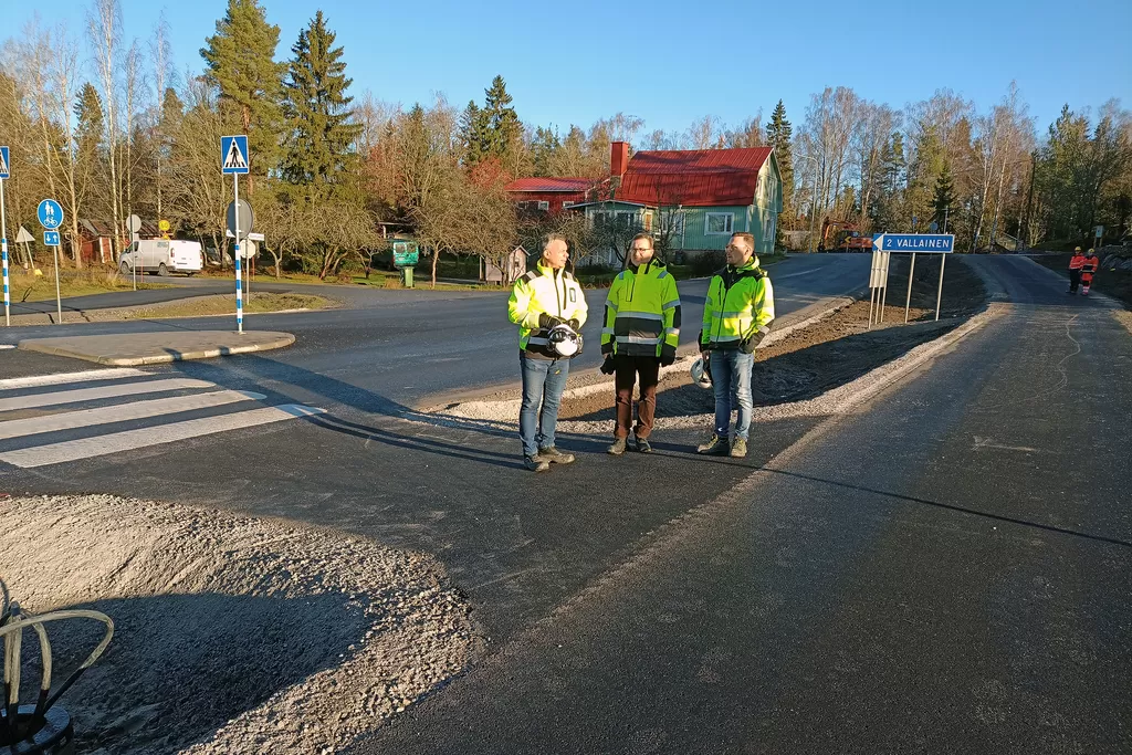 Timo Murtojärvi (vas.), Jaakko Kurvinen ja Petteri Huuskonen tarkastelivat valmistunutta väylää.