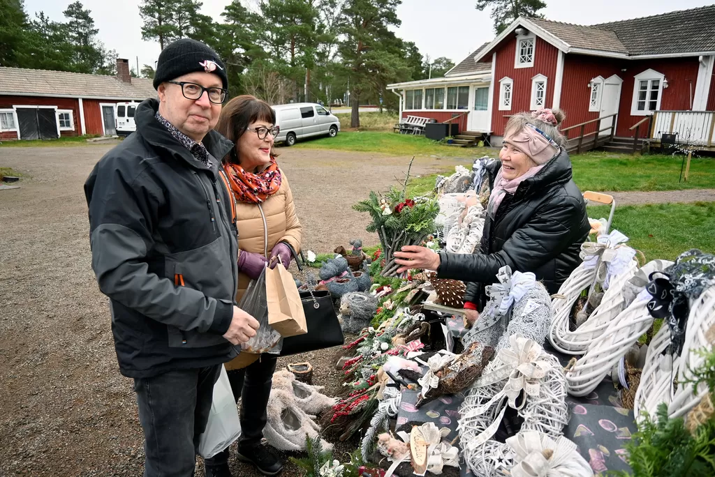 Eija ja Timo Nyrke löysivät ostettavaa Maritta Kuisman pöydästä.