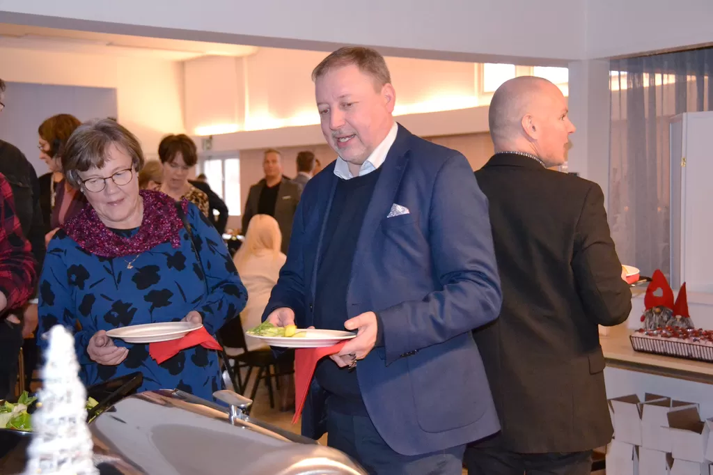 Tuula-Riitta Karlin vaihtoi kuulumisia Matti Nyforsin kanssa Vakka-Suomen elinvoimafoorumissa.