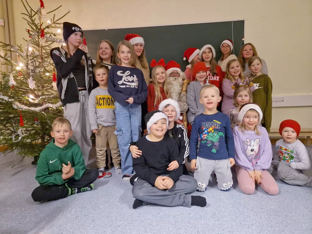 Tarvaisten kylätalolla vietettiin puurojuhlaa.