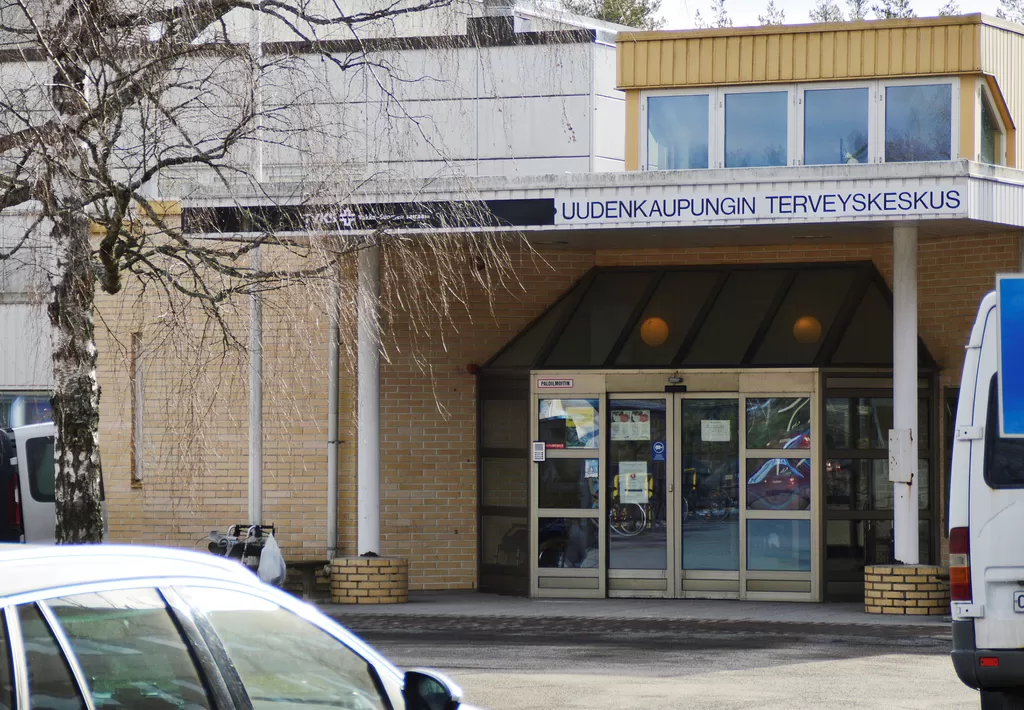 Vakka-Suomen sairaalan ja Uudenkaupungin vanhan terveyskeskuksen sisäänkäyntiosa jää terveyskeskuksen purkamisen jälkeen sairaalalle.
